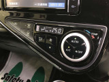 オートエアコンです。モーターで駆動するコンプレッサーを使っているので、エンジン停止時でもエアコンを効かせることが可能です!