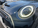 リング型のデイライトとウィンカーランプがなんともMINIならではで目立ちます!夜も安心な明るいLEDヘッドライトです!