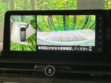 【アラウンドビューモニター】専用のカメラにより、上から見下ろしたような視点で360度クルマの周囲を確認することができます☆死角部分も確認しやすく、狭い場所での切り返しや駐車もスムーズに行えます。