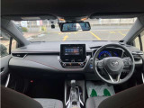 手の届きやすい位置にスイッチ類が配置されているので運転しやすい室内です