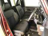 運転席の座面高さを調整できるシートリフターが付いています。フロントシートはベンチシートを採用で、座面も広く使い勝手もいいですよ♪