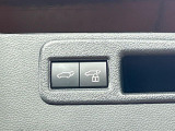 【パワーバックドア】スマートキーや運転席のボタンを押すだけでリアゲートが自動で開閉します!荷物を持っている時や、高い位置にあるバックドアを閉める際に便利な機能です♪