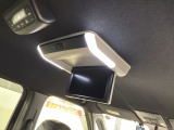 後部座席にリアモニターがあります。