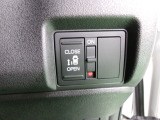 片側電動スライドドア。荷物で手が塞がる時など簡単にドアの開閉が出来ます。何より力いらずで開閉OK。女性やお年寄りにも優しい。電動機能はOFFにもできますから元気なお子様の駆け出しも安心。