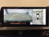 【パノラミックビューモニター】専用のカメラにより、上から見下ろしたような視点で360度車の周囲を確認することができます。