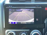 後退時に車両の後ろ側をモニター画面に表示します。車庫入れが苦手な人もこれで安心♪