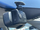 【ドライブレコーダー】映像・音声などの運転中の記録を残します。事故などを起こした起こされた時の証拠になりえますので、もしも時でも安心ですね。
