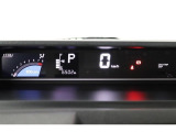 視線移動が少なく疲れにくいセンターメーター!昼間でも夜間でもくっきり見やすいメーターとなっております。