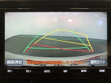 【バックガイドモニター】後方の映像をナビ画面に表示するだけでなく、ステアリング操作に連動して動くガイド線も同時に表示!予想進路の確認をしながら後退できるので便利です!