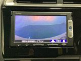 ギヤをR(バック)に入れるとナビの画面に後ろの映像が映るリアカメラ付です。後退時、コンディションが悪い視界でもカラーバックモニターがドライバーをサポートします。
