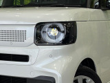【LEDヘッドライト】悪天候や夜間走行時も良好な視界を確保し安心して運転できる高輝度LEDヘッドライトを装備!点灯速度が早く、消費電力も抑えられています。