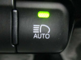 オートマチックハイビームとは、先行車や対向車のライトを認識し、ハイビームとロービームを自動で切り替える機能です。夜道の視界を確保します。詳細は販売店スタッフまでおたずねください。