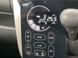 【オートエアコン】一度お好みの温度に設定すれば、車内の温度を検知し風量や温度を自動で調整。暑い&hellip;寒い&hellip;と何度もスイッチ操作をする必要はありません。快適な車内空間には必須の機能ですね♪