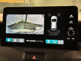 リバースギアに入れるだけで後方の表示へ切り替わります。夜間や雨の日の駐車も楽になりますよ。