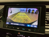 リバースギアに入れるだけで後方の表示へ切り替わります。夜間や雨の日の駐車も楽になりますよ。