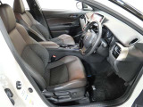 運転席です。シートは一部本革素材になります。電動ランバーサポートになります。