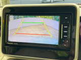 【バックカメラ】駐車時に後方がリアルタイム映像で確認できます。大型商業施設や立体駐車場での駐車時や、夜間のバック時に大活躍!運転スキルに関わらず、今や必須となった装備のひとつです!