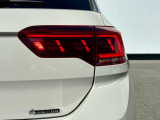 LEDテールランプ(ダイナミックターンインジケーター付き)特徴的な配光パターンによって後続車からの視認性が高まり、万一の追突の危険性を軽減します。