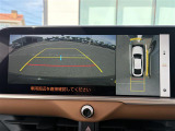 【パノラミックビューモニター】クルマを真上から見下ろした視点で駐車をサポートします!クルマの斜め後ろや真横など、いち早く障害物に気が付くことができます。