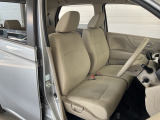 長時間運転しても疲れにくいフロントシート!