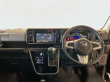 運転席周りのレイアウトをご覧ください。ナビゲーションが綺麗に装着されすっきり収まってますね!