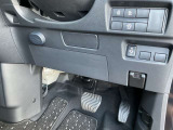 駐車ブレーキは指で操作する電動式です
