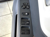 【電動格納ミラー】サイドミラーは電動格納式となっており、狭い駐車場でもキズがつくリスクを抑えられます。