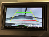 リバースギアに入れるだけで後方の表示へ切り替わります。夜間や雨の日の駐車も楽になりますよ。