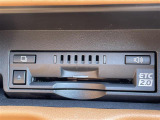 ◆【ETC2.0(DSRC/ITSスポット)】ETCカードを挿入すれば料金所はノンストップで通過できます。ETC限定の割引や、高速道路の情報提供サービスを利用できます。