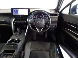 革巻きステアリングで快適な操作性の運転席です。