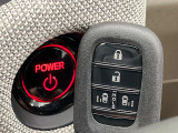 【Hondaスマートキー】カバンやポケットに入れたままでもドアの施錠・解錠が可能なスマートキーを装備。エンジンのオン・オフ時もカギを取り出す必要が無いからとっても便利です♪