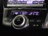 車内を快適に、オートエアコンを装備しています。