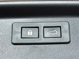 【パワーバックドア】スマートキーや運転席のボタンを押すだけでリアゲートが自動で開閉します!荷物を持っている時や、高い位置にあるバックドアを閉める際に便利な機能です♪