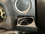 運転席側前部にドリンクホルダーあります♪運転中でも手が届きやすい位置にあって使い易いです♪