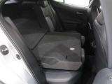 後席シートは分割可倒式で使い方いろいろです。