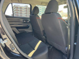 リヤシートも全車消毒済み。足元も広々。ドアには小物を収納できる便利な【リヤポケット】付。