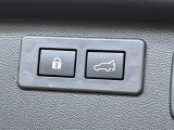【パワーバックドア】スマートキーや運転席のボタンを押すだけでリアゲートが自動で開閉します!荷物を持っている時や、高い位置にあるバックドアを閉める際に便利な機能です♪