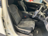 運転席、助手席です。お洒落なシート座面も広くゆったりと座れてきっと気に入っていただけると思います。