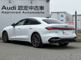 Audiのリヤディフューザーは、車両の後方での空気の流れを整え、乱流を減少させることで、走行安定性を向上させます。またスポーティで洗練された外観を提供し、全体のスタイルに一体感を持たせます。