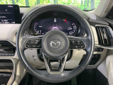 【ステアリングヒーター】冬場に冷たくなりやすい革巻きステアリングを、スイッチ一つで素早く適温に!エアコンよりも早く温まってくれるので、寒い日の運転も快適になりますね♪