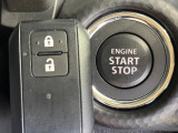 【キーレススタートシステム】カバンやポケットに入れたままでもドアの施錠・解錠が可能なスマートキーを装備。エンジンのオン・オフ時もカギを取り出す必要が無いからとっても便利です♪