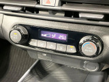 【オートエアコン】一度お好みの温度に設定すれば、車内の温度を検知し風量や温度を自動で調整。暑い&hellip;寒い&hellip;と何度もスイッチ操作をする必要はありません。快適な車内空間には必須の機能ですね♪