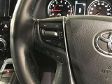 ステアリングスイッチ付きで、運転中に視線を前に向けたまま操作できます。