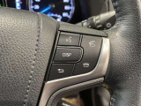 ステアリングスイッチ付きで、運転中に視線を前に向けたまま操作できます。