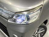【HIDヘッドライト】非常に明るく前方を照らしてくれるので、悪天候や夜間の走行時も視界良好で安心してお乗りいただけます。