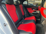 メルセデス・ベンツの定める厳しい基準をクリアしたお車のみをご案内させて頂きます。納車前整備はメーカー規定に基づき当店3Fの指定工場で入念に行なわれます。熟練のメカニックがお客様のお車を整備致します。