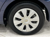 タイヤサイズは175/65R15!残り溝は6ミリ程度です!ホイールキャップが退色しております。