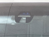 【シティブレーキアクティブシステム】低速走行中に前方の車両等を認識し、衝突しそうな時は警報とブレーキで衝突回避と被害軽減をアシスト。より安全にドライブをお楽しみいただけます。