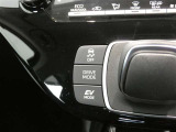 トラクションコントロール装備です。すべりやすい路面での発進時や加速時にタイヤの空転を抑え、駆動力確保に貢献する機能です。詳細は販売店スタッフまでおたずねください。