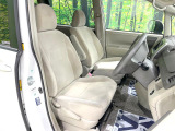 運転席まわりには十分なスペースがあり、大柄な方でもゆったり運転していただける環境です。